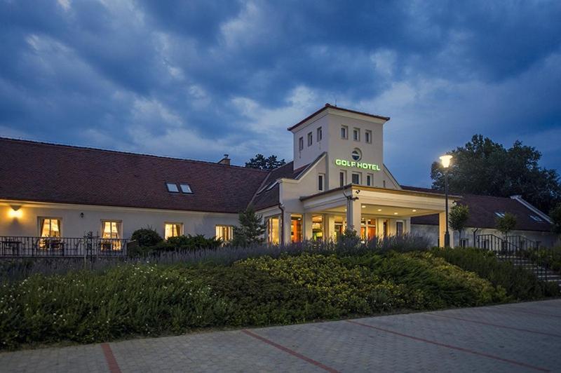 Old Lake Golf Hotel Tata Extérieur photo