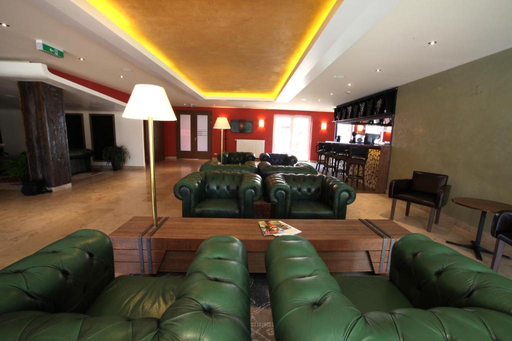 Old Lake Golf Hotel Tata Extérieur photo